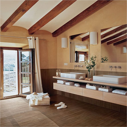 Salle de bain avec carrelage effet bois foncé